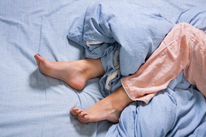 Das Restless-Legs-Syndrom erschwert für Betroffene Entspannung erheblich.