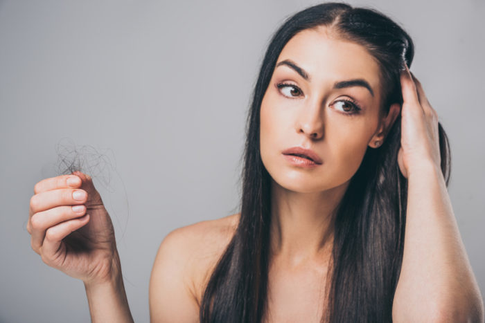 Andogenetischer Haarausfall ist erblich bedingt und kommt auch bei Frauen vor. Die Haarausfall-Ursache sind meist Hormonschwankungen.